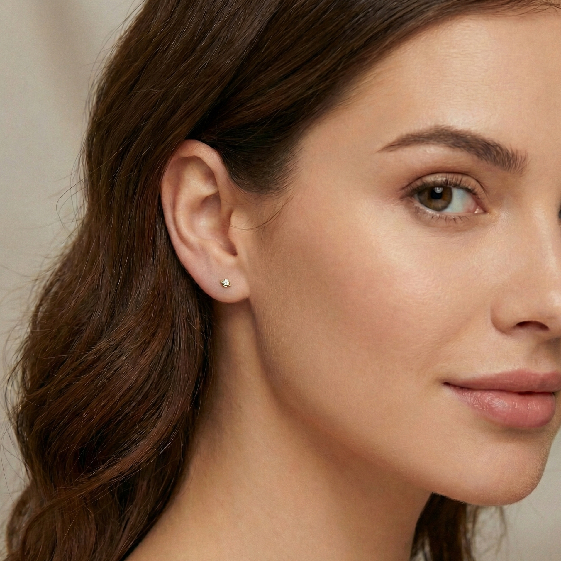 Petites puces d'oreilles en argent 925 doré forme planète Saturne pavée de zircons brillants