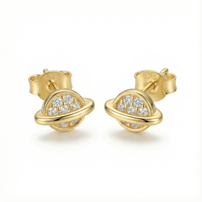 Petites puces d'oreilles en argent 925 doré forme planète Saturne pavée de zircons brillants