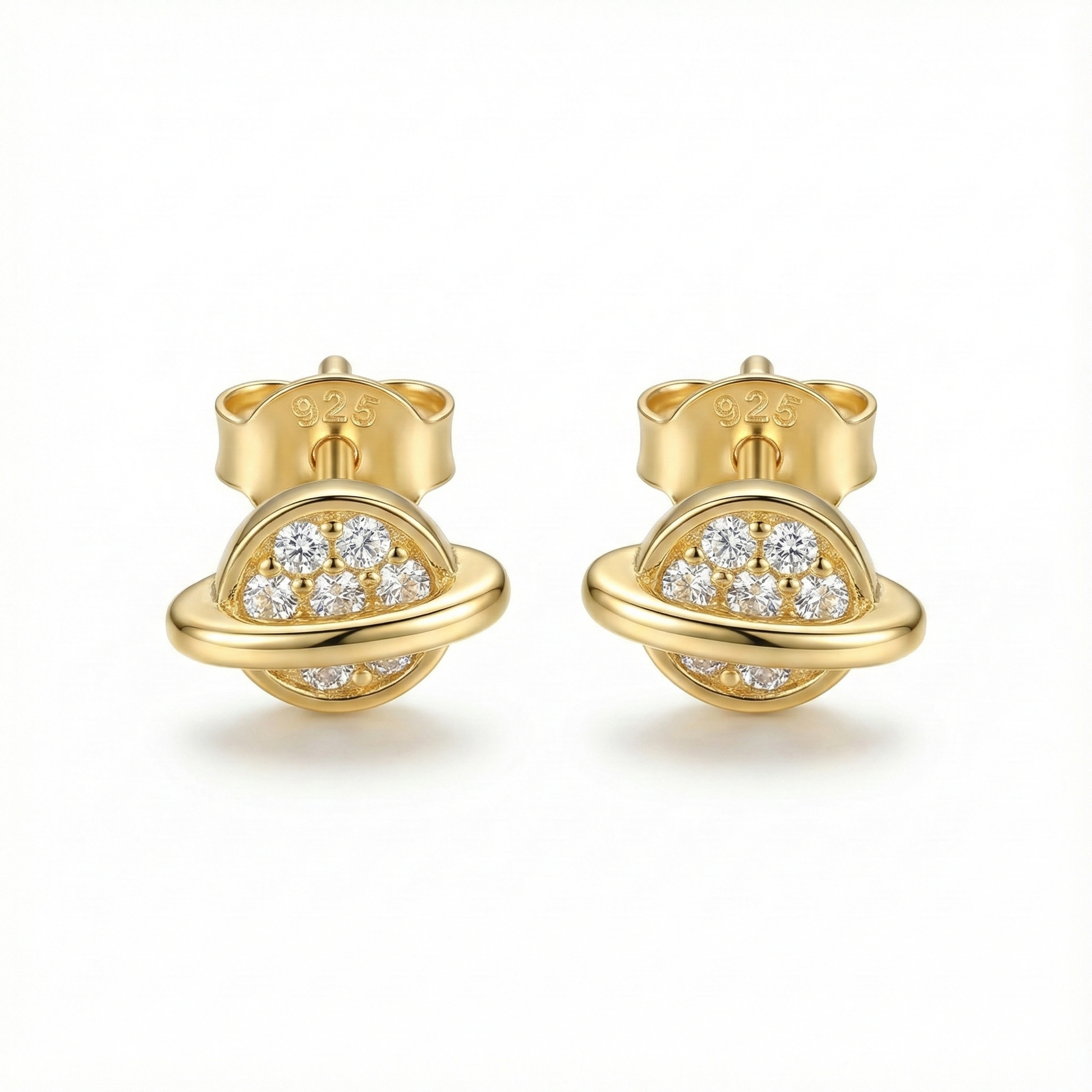 Petites puces d'oreilles en argent 925 doré forme planète Saturne pavée de zircons brillants