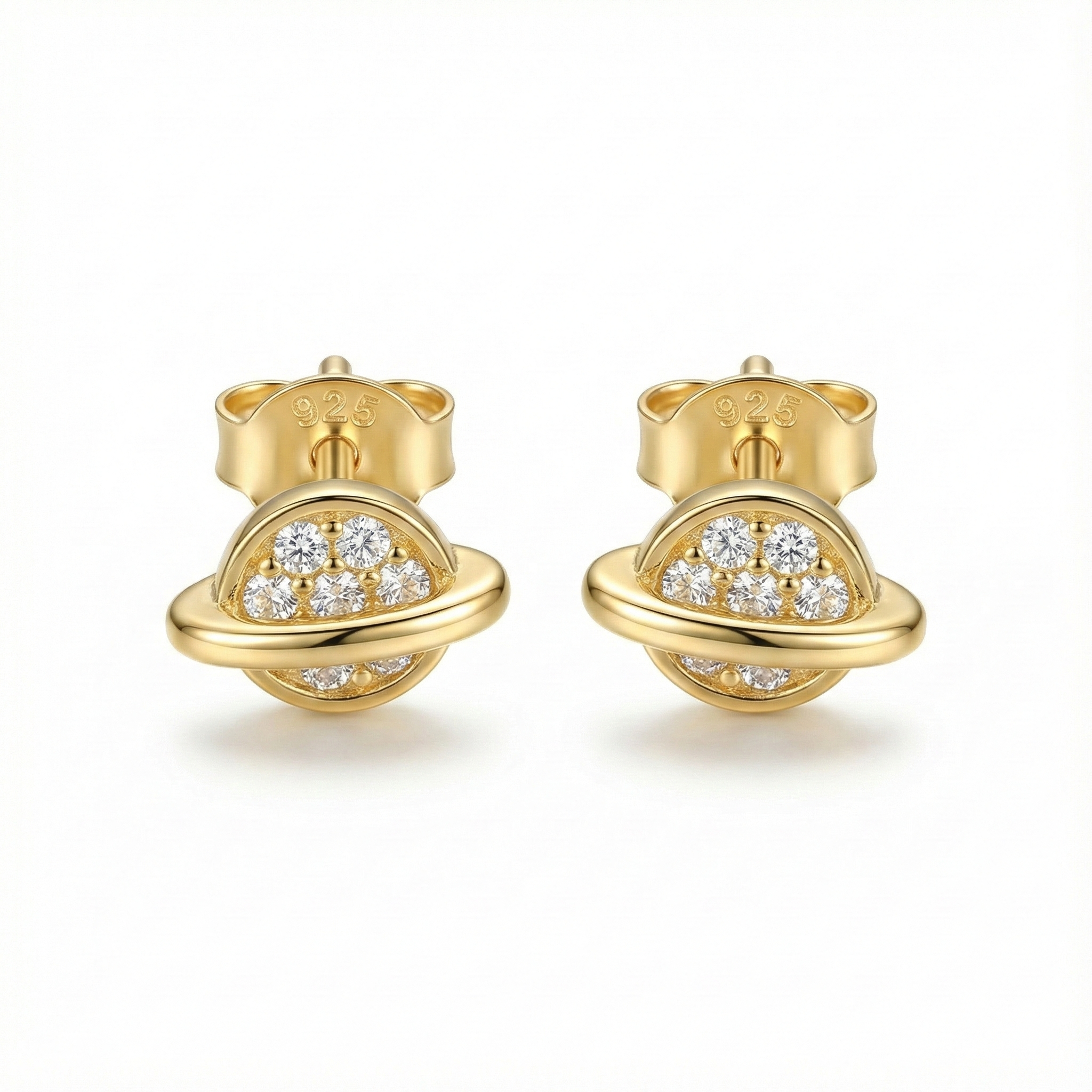 Petites puces d'oreilles en argent 925 doré forme planète Saturne pavée de zircons brillants
