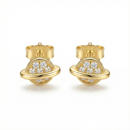 Petites puces d'oreilles en argent 925 doré forme planète Saturne pavée de zircons brillants
